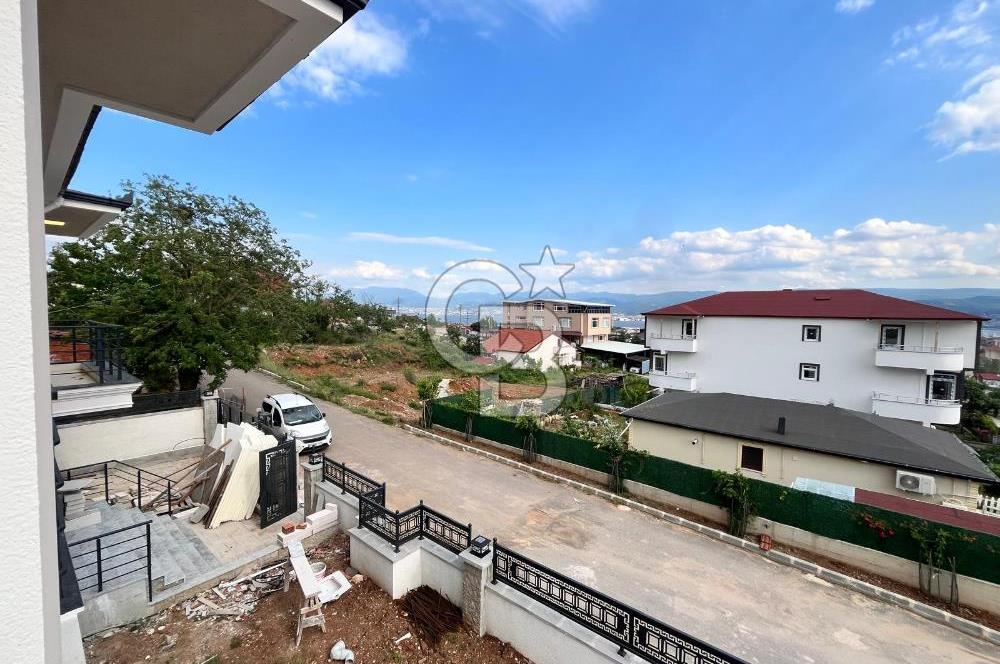 DERİNCE ÇINARLI'DA DENİZ MANZARALI ÖZEL TASARIM MÜSTAKİL VİLLA