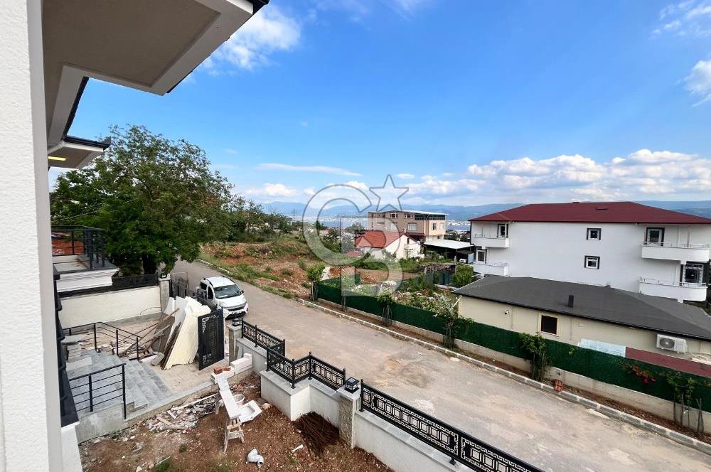 DERİNCE ÇINARLI'DA DENİZ MANZARALI ÖZEL TASARIM MÜSTAKİL VİLLA