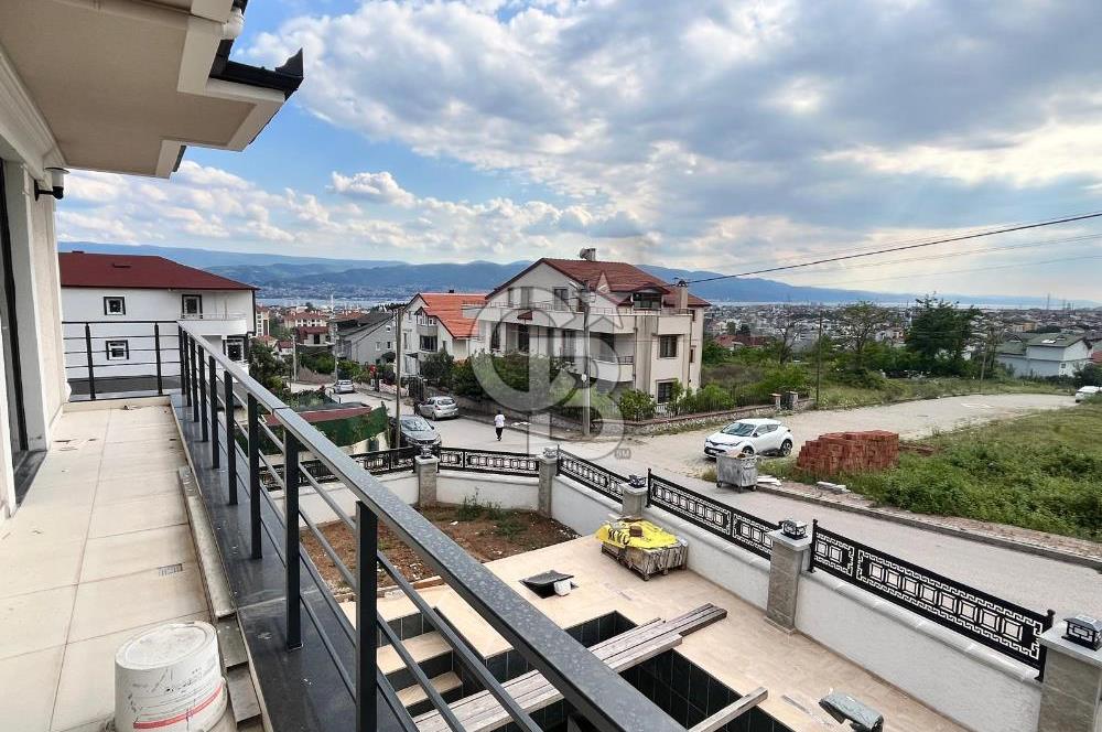 DERİNCE ÇINARLI'DA DENİZ MANZARALI ÖZEL TASARIM MÜSTAKİL VİLLA