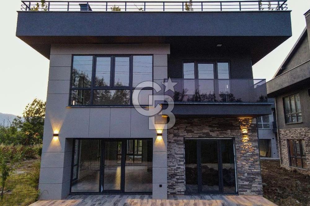 DÜZCE' DE ÖZEL İÇ TASARIMLI, TERASLI, 4+1 SATILIK TRIPLEKS VİLLA