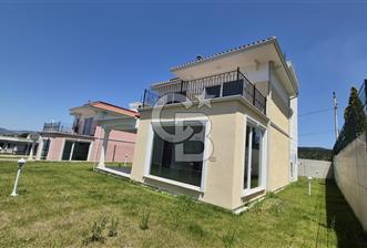 SAPANCA ÜNLÜCE MANZARALI 400M2 BAHÇELİ 4+1 SATILIK VİLLA