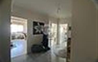 KÜÇÜK ÇİĞLİ'DE HAVUZLU SİTEDE EBEVEYN BANOLU 3+1 KİRALIK DAİRE