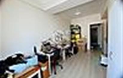 KÜÇÜK ÇİĞLİ'DE HAVUZLU SİTEDE EBEVEYN BANOLU 3+1 KİRALIK DAİRE