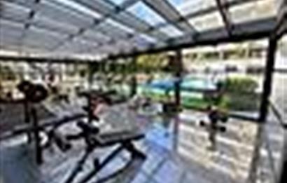 KÜÇÜK ÇİĞLİ'DE HAVUZLU SİTEDE EBEVEYN BANOLU 3+1 KİRALIK DAİRE