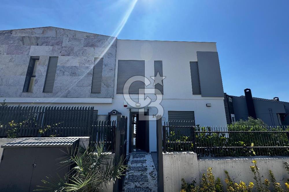 Güzelbahçe'de Kahramandere Macro Yakını Müstakil Havuzlu Villa