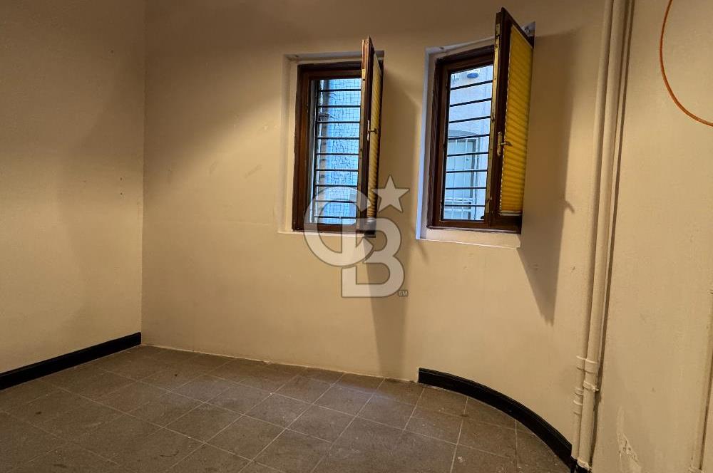 Asmalımescit' te Kiralık Çift Daireden Oluşan Giriş Kat İşyeri