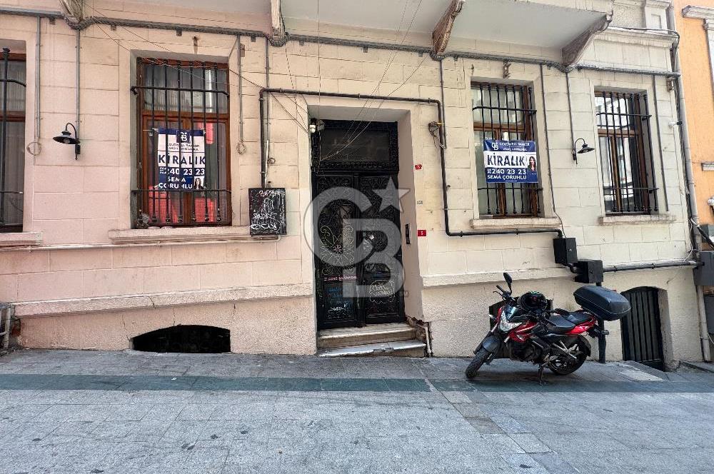 Asmalımescit' te Kiralık Çift Daireden Oluşan Giriş Kat İşyeri
