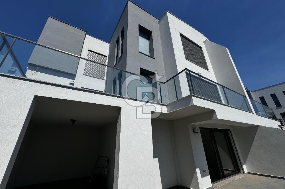Güzelbahçe'de Kahramandere Macro Yakını Müstakil Havuzlu Villa