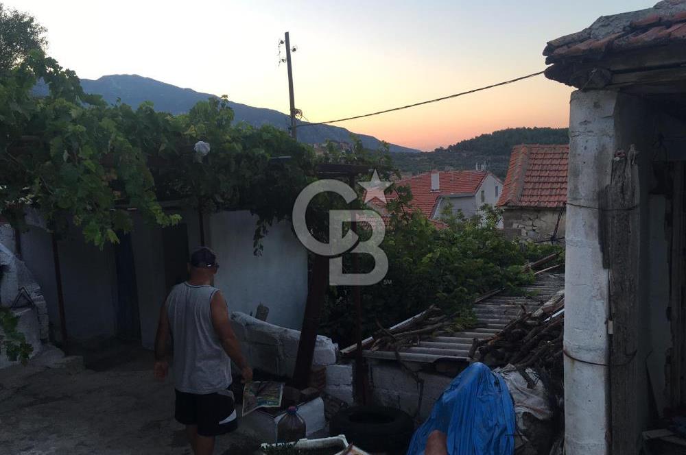 Karaburun eğlen hoca köy içinde 2 katlı satılık müstakil ev 