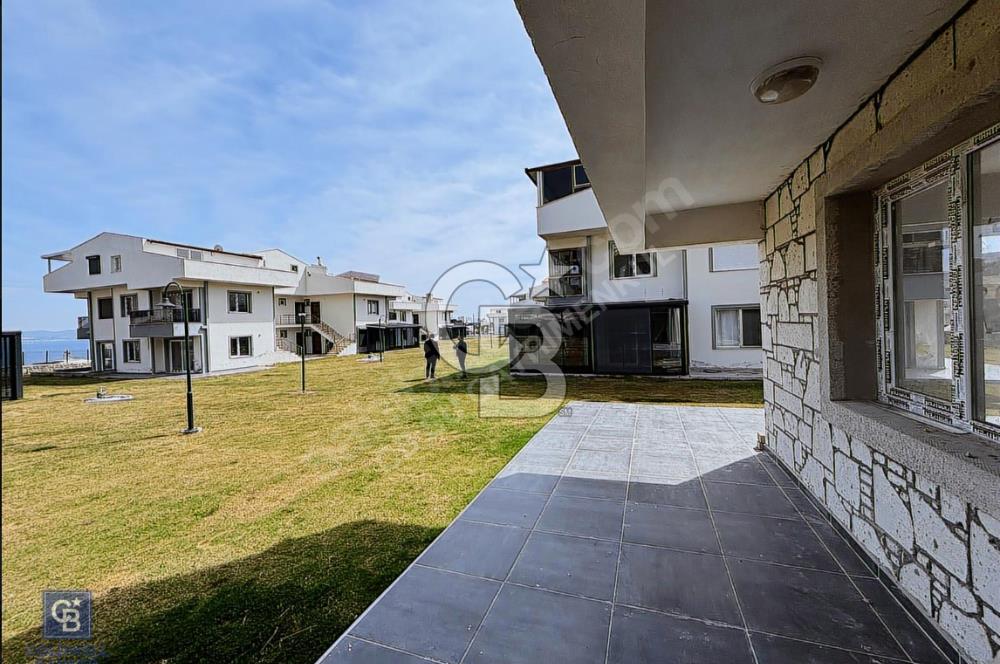ÇANDARLI'DA HAVUZLU SİTEDE DENİZ MANZARALI 1+1 SIFIR DAİRE
