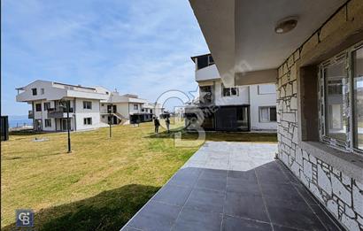 ÇANDARLI'DA HAVUZLU SİTEDE DENİZ MANZARALI 1+1 SIFIR DAİRE