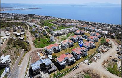 ÇANDARLI'DA HAVUZLU SİTEDE DENİZ MANZARALI 1+1 SIFIR DAİRE