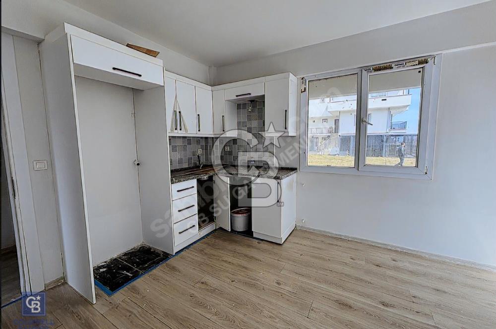ÇANDARLI'DA HAVUZLU SİTEDE DENİZ MANZARALI 1+1 SIFIR DAİRE