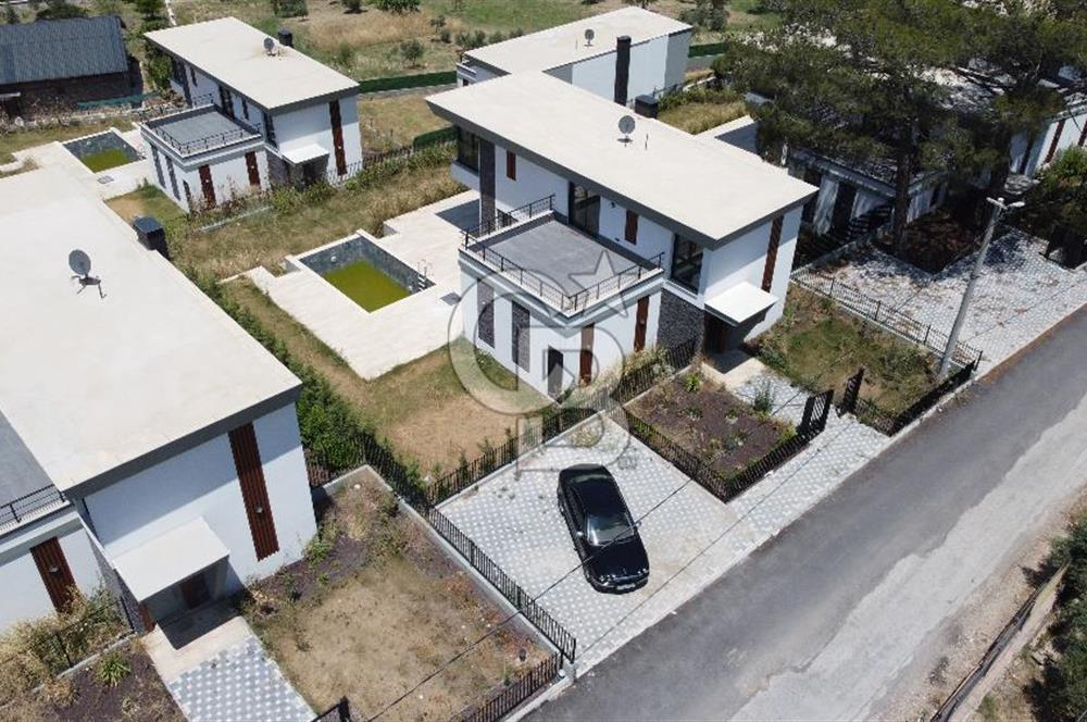 YUKARIKIZILCA DA YOLA CEPHELİ HAVUZLU LÜX SATILIK VİLLA 