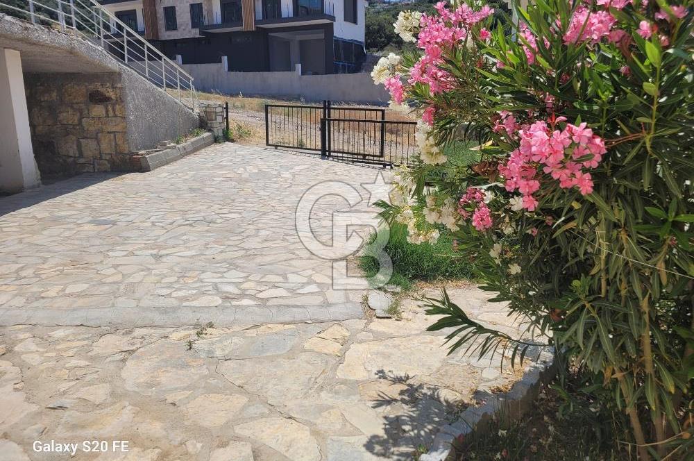 YENİFOÇA'DA KİRALIK GENİŞ 1+1 HAVUZLU DAİRE