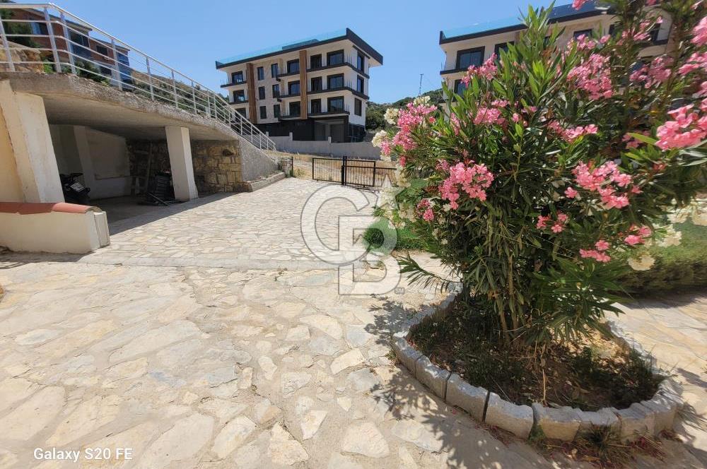 YENİFOÇA'DA KİRALIK GENİŞ 1+1 HAVUZLU DAİRE