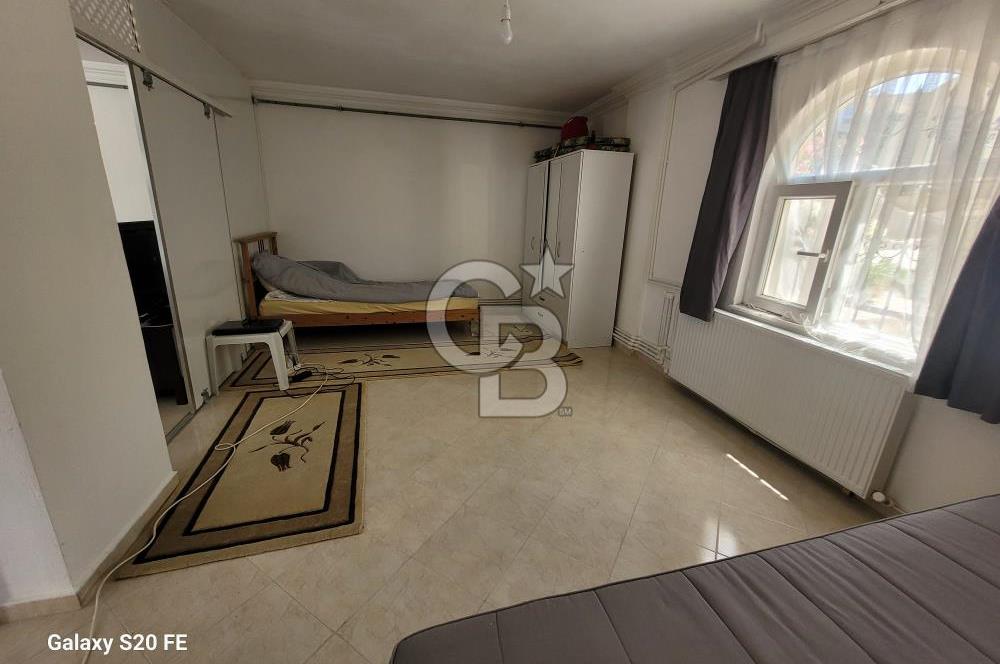 YENİFOÇA'DA KİRALIK GENİŞ 1+1 HAVUZLU DAİRE