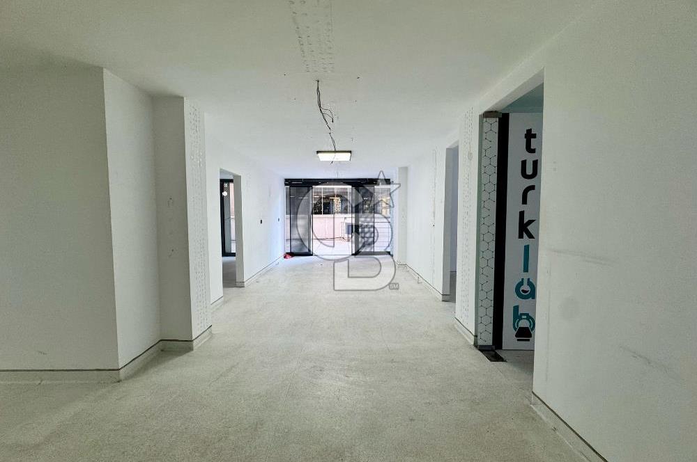 Gayrettepede Köşe Konum 450 m² Çift Cepheli Kiralık Dükkan