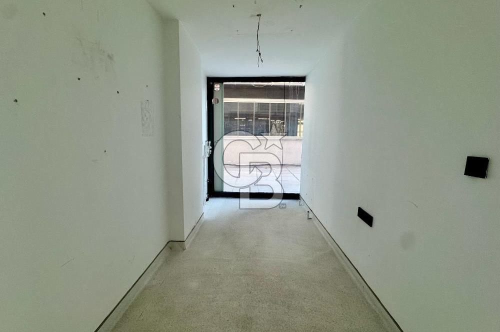 Gayrettepede Köşe Konum 450 m² Çift Cepheli Kiralık Dükkan