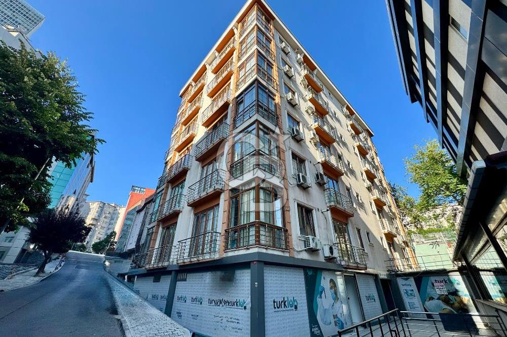 Gayrettepede Köşe Konum 450 m² Çift Cepheli Kiralık Dükkan