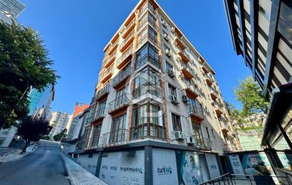 Gayrettepede Köşe Konum 450 m² Çift Cepheli Kiralık Dükkan
