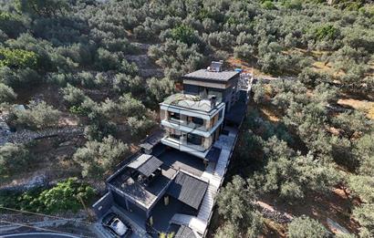 EDREMİTTE ULTRA LÜKS ÖZEL YAPIM MÜSTAKİL VİLLA
