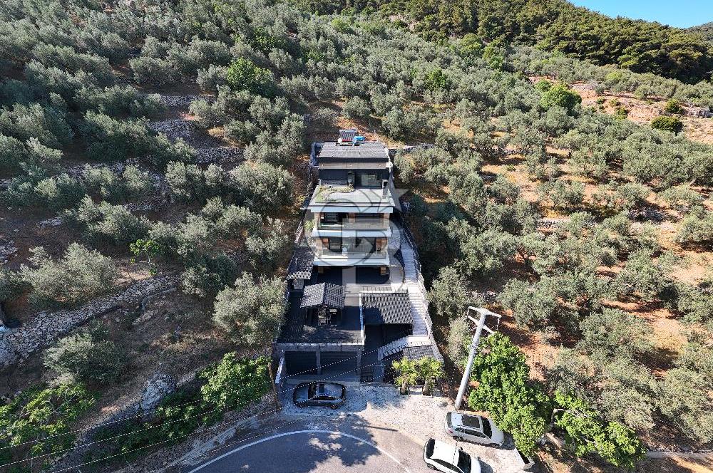 EDREMİTTE ULTRA LÜKS ÖZEL YAPIM MÜSTAKİL VİLLA