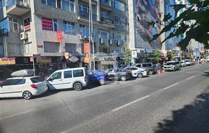 MECİDİYEKÖY MEYDANINDA EMNİYET MÜDÜRLÜĞÜ KAPISININ KARŞI DÜKKANI