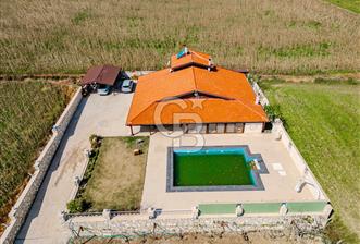 Seferihisar Düzce'de 7 Dönüm İçerisinde Satılık Çiftlik