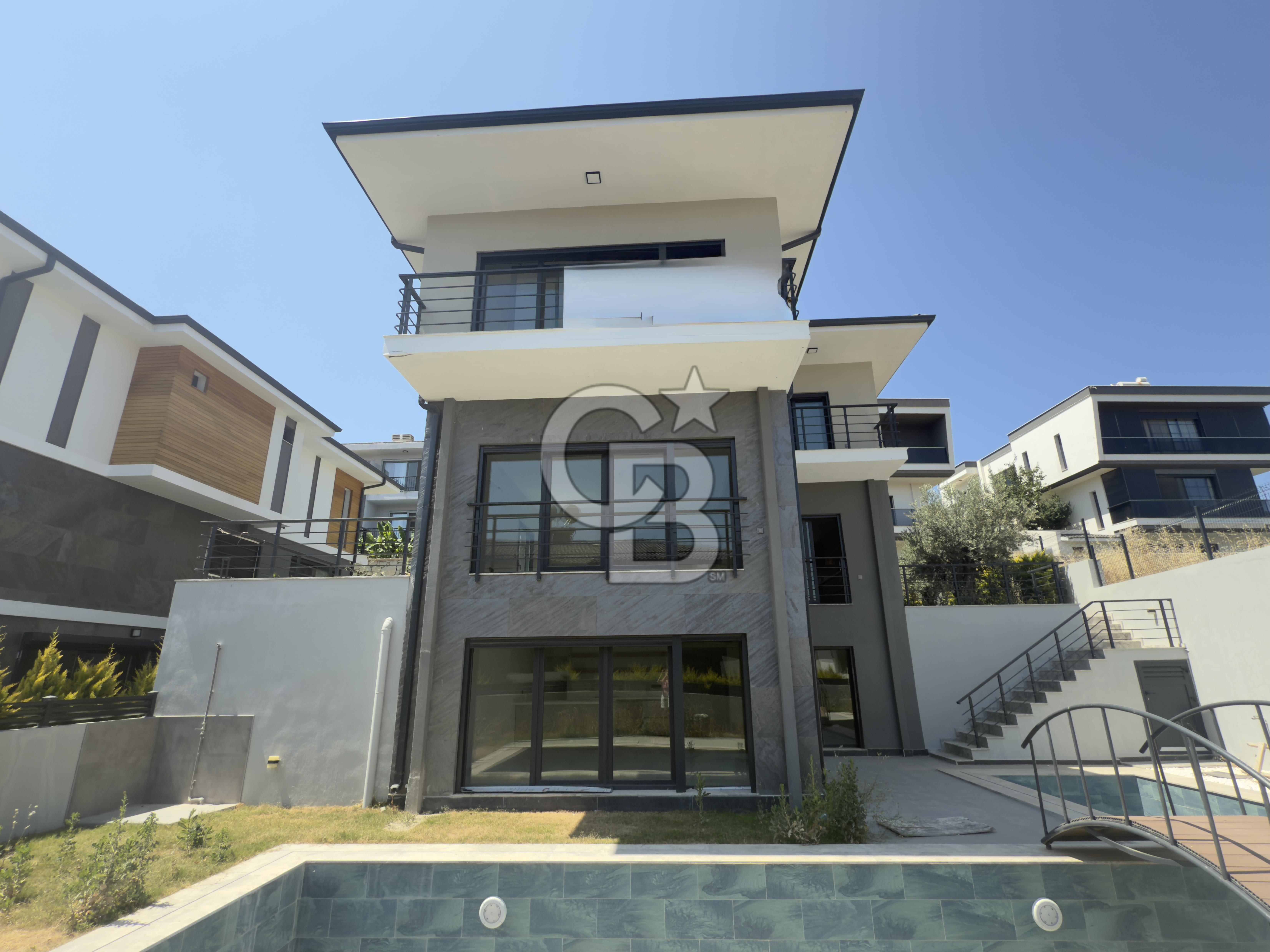 ÇEŞME'DE EŞSİZ LOKASYONDA HAVUZLU MÜSTAKİL TRİPLEKS VİLLA