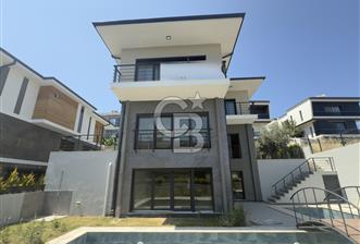 ÇEŞME'DE EŞSİZ LOKASYONDA HAVUZLU MÜSTAKİL TRİPLEKS VİLLA