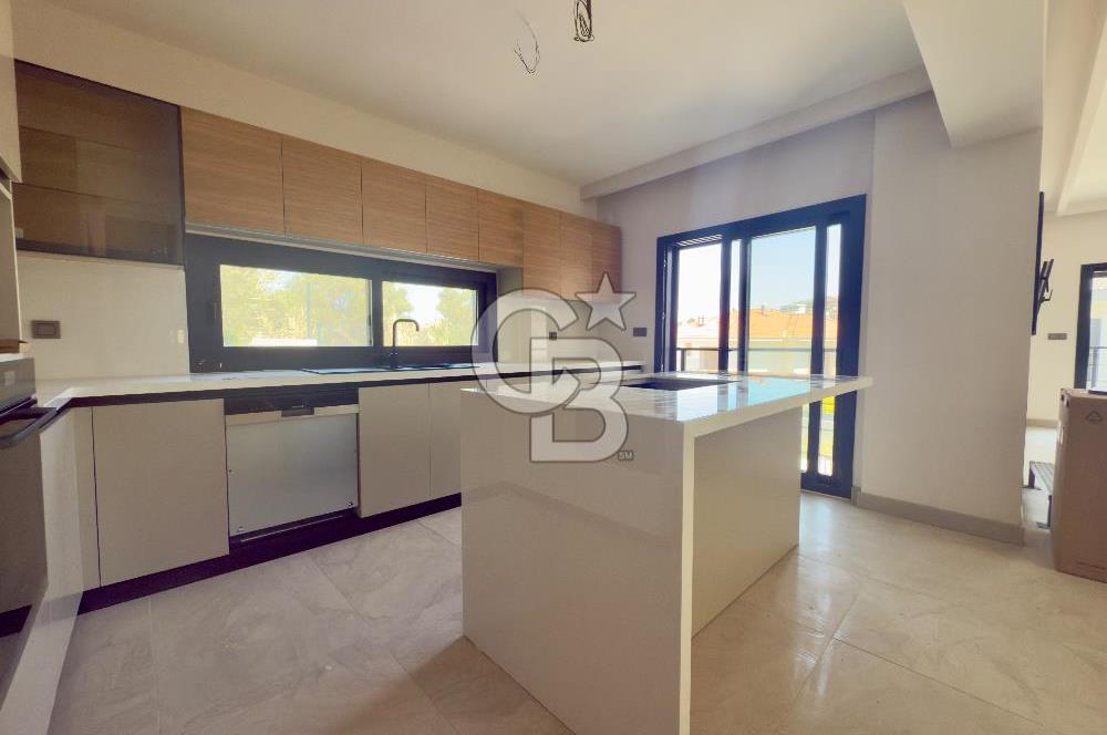 ÇEŞME'DE EŞSİZ LOKASYONDA HAVUZLU MÜSTAKİL TRİPLEKS VİLLA