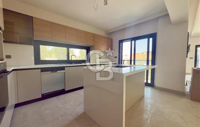 ÇEŞME'DE EŞSİZ LOKASYONDA HAVUZLU MÜSTAKİL TRİPLEKS VİLLA