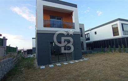 BAĞLICA'DA MERKEZİ KONUMDA SİTE İÇERİSİNDE 4+1 220 M2 VİLLA