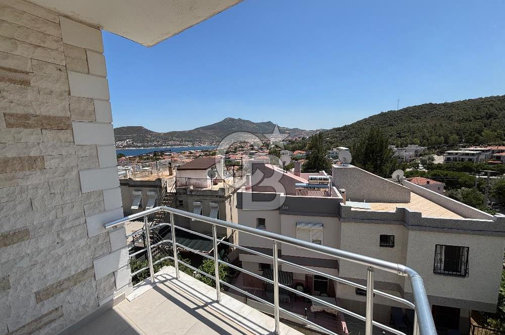 İZMİR YENİFOÇA'DA TRİPLEKS VİLLA
