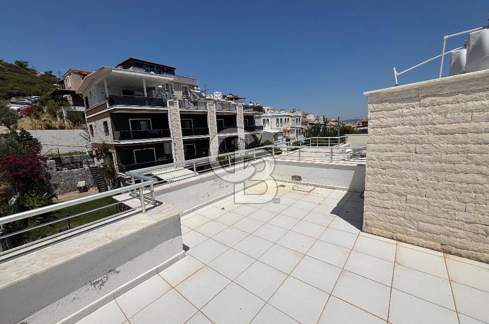 İZMİR YENİFOÇA'DA TRİPLEKS VİLLA