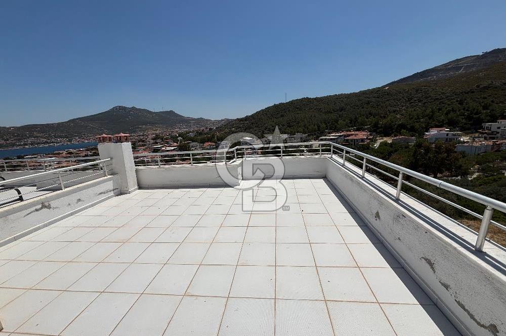 İZMİR YENİFOÇA'DA TRİPLEKS VİLLA