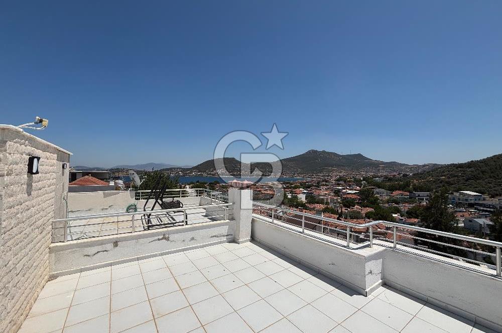 İZMİR YENİFOÇA'DA TRİPLEKS VİLLA