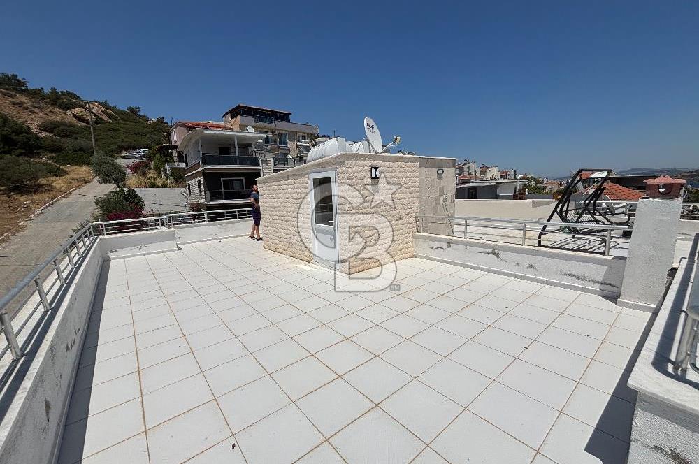 İZMİR YENİFOÇA'DA TRİPLEKS VİLLA