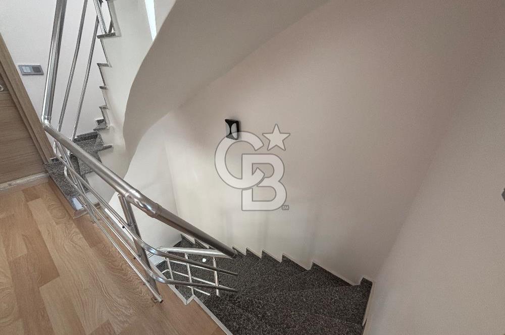 İZMİR YENİFOÇA'DA TRİPLEKS VİLLA