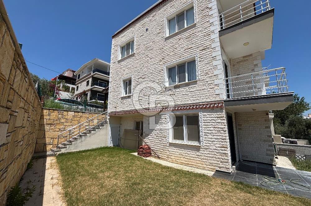 İZMİR YENİFOÇA'DA TRİPLEKS VİLLA