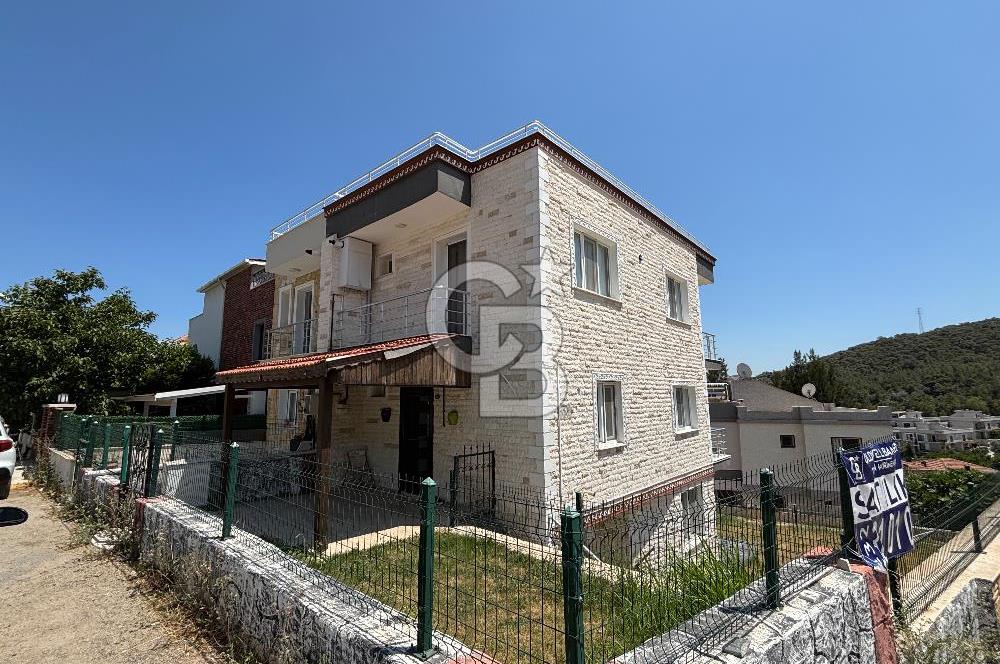 İZMİR YENİFOÇA'DA TRİPLEKS VİLLA
