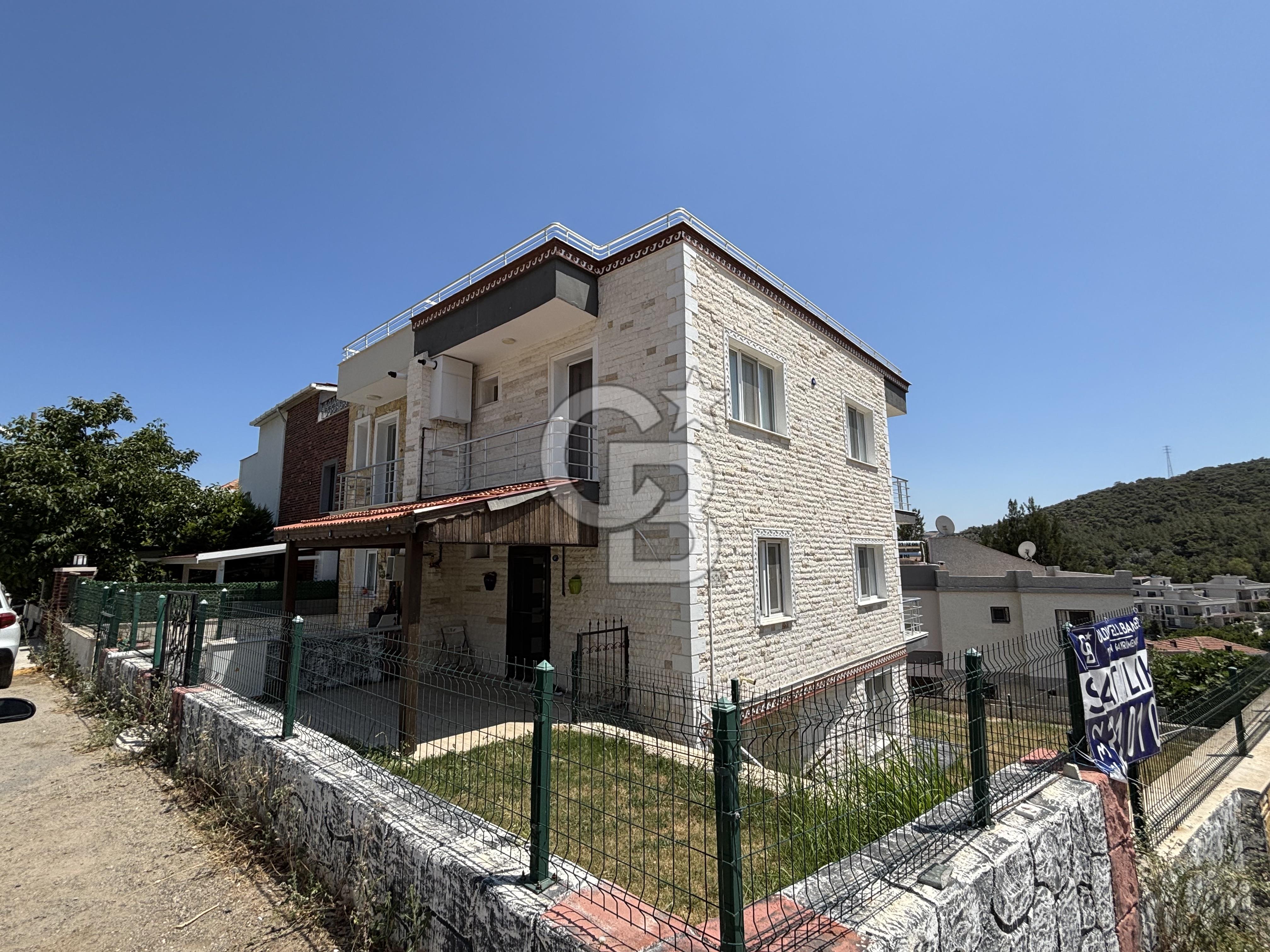 İZMİR YENİFOÇA'DA TRİPLEKS VİLLA