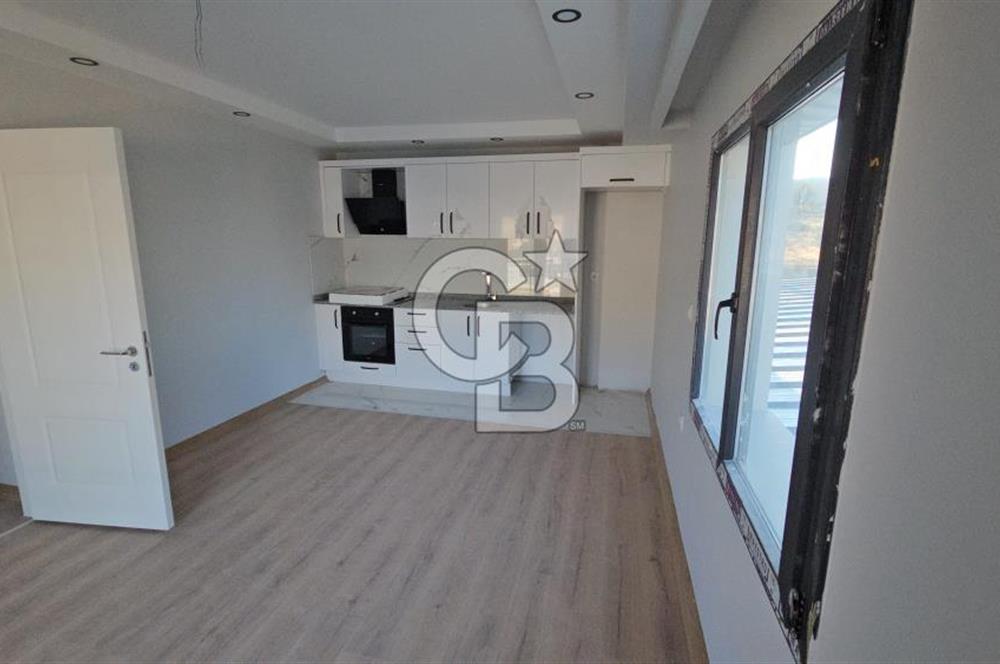 YENİ FOÇA DA SATILIK HAVUZLU SİTEDE 1+1 SATILIK DAİRE
