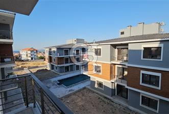 YENİ FOÇA DA SATILIK HAVUZLU SİTEDE 1+1 SATILIK DAİRE
