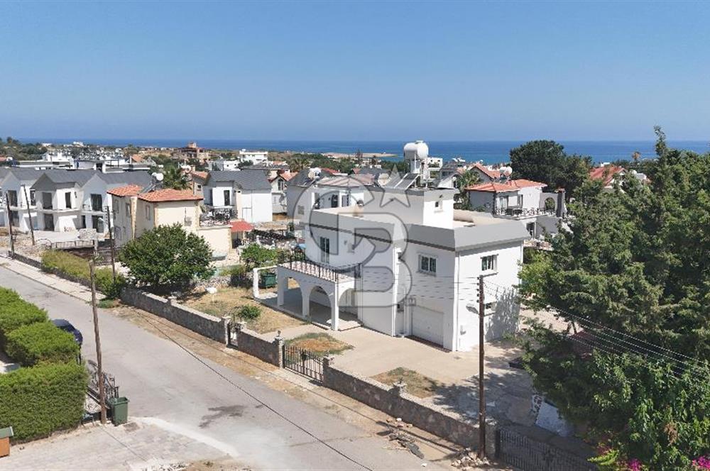 Karşıyaka'da Denize 100m Mesafede Dağ ve Deniz Manzaralı Satılık Havuzlu Villa !!!