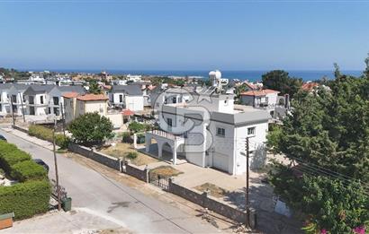 Karşıyaka'da Denize 100m Mesafede Dağ ve Deniz Manzaralı Satılık Havuzlu Villa !!!