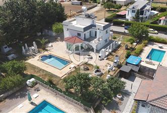 Karşıyaka'da Denize 100m Mesafede Dağ ve Deniz Manzaralı Satılık Havuzlu Villa !!!