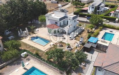Karşıyaka'da Denize 100m Mesafede Dağ ve Deniz Manzaralı Satılık Havuzlu Villa !!!