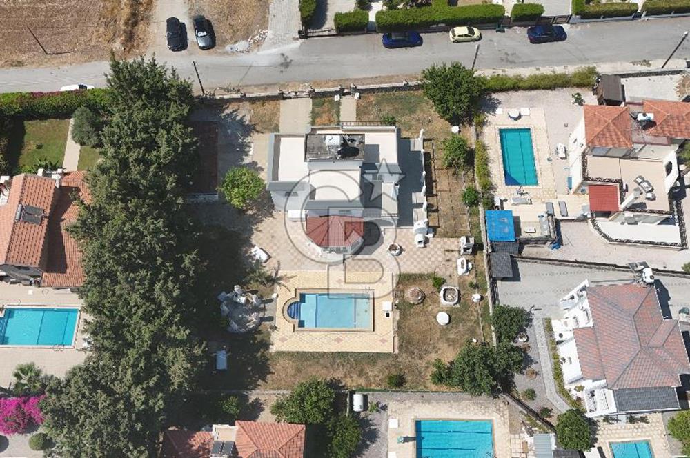 Karşıyaka'da Denize 100m Mesafede Dağ ve Deniz Manzaralı Satılık Havuzlu Villa !!!